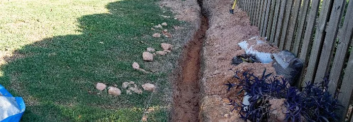 Ein langer Graben im Garten